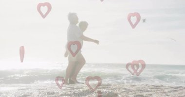 Sahilde yürürken, kalbi olan bir adam arka planda animasyon şekilleri oluşturur. Aşk, deniz kenarı, tatil, aşk, rahatlama, gezinti