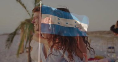 Sahilde, Honduras bayrağı animasyon sahnesiyle gülümseyen çift. Seyahat, tatil, mutluluk, vatanseverlik, kıyı şeridi, turizm