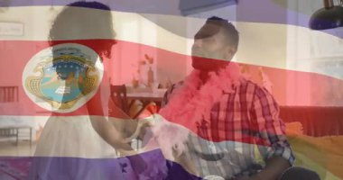 Kosta Rika bayrak animasyonu üzerine pembe tüy takan bir çocuk. Vatanseverlik, kutlama, gurur, aile, şakacı, bağlanma