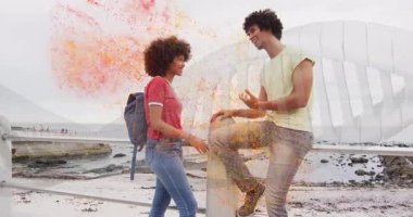 Deniz kenarında DNA ipliği ve parçacık animasyonuyla konuşan genç bir çift. Bilim, teknoloji, genetik, biyoteknoloji, ilişki, bağlantı