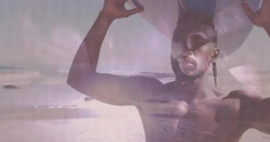 Sörf tahtası, sahilde soyut ışık efektleriyle gezen bir adam. Sörf, okyanus, dalgalar, tatil, macera, dijital