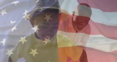 Neşeli bir şekilde oynayan çocuk, okulda Amerikan bayrağı animasyonuyla kaplandı. Vatanseverlik, çocukluk, eğitim, bağımsızlık, yaratıcılık, özgürlük