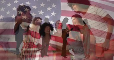 Animasyon tarzında çeşitli insan grupları Amerikan bayrağıyla kutluyorlar. Vatanseverlik, birlik, çeşitlilik, bağımsızlık, kutlama, toplum