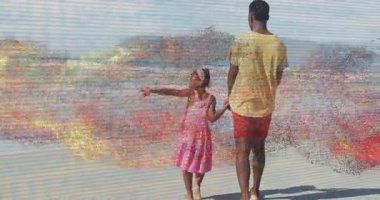 Kumsalda yürürken, baba ve kızı renkli animasyon parçacıklarıyla çevrili. Aile, bağ, okyanus, tatil, eğlence, tasasız