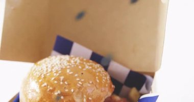 Hamburger ve patates kızartmasının soyut desenli paket kutusunda canlandırılması. Fast food, meal, lunch, snack, design