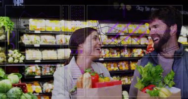 Market alışverişi yapan, süpermarkette dijital animasyonu olan gülümseyen bir çift. Alışveriş, dijital teknoloji, perakende, konfor, satın alma