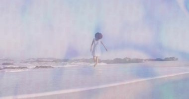 Sahilde dengede duran, soyut mavi animasyon örtüsü olan beyaz elbiseli bir kadın. Deniz kıyısı, sükunet, fantezi, moda, yaz zamanı, denge