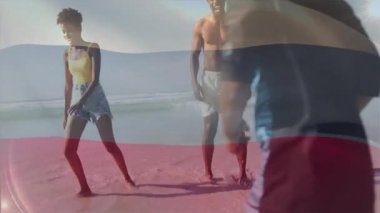 Sahilde koşan, animasyon tarzında şeffaf bayrak tutan iki kişi. çift, özgürlük, yaz, renkli, dinamik, illüstrasyon