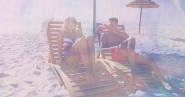 Plaj sandalyelerinde rahatlamak, güneşli gökyüzünün altında birkaç yudum içki içmek animasyon. Tatil, rahatlama, okyanus, yaz tatili, boş zaman, seyahat