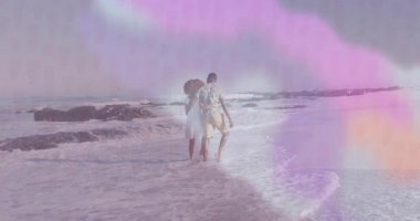 Sahilde yürüyen, arka planda renkli animasyon efektleriyle çevrili bir çift. Tatil, romantizm, fantezi, deniz kenarı, rüya gibi, illüstrasyon