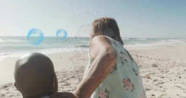 Kumsalda, dijital küre animasyonlarıyla gülümseyen bir çift birbirini kucaklıyor. Tatil, seyahat, teknoloji, bağlantı, bağ, yaz