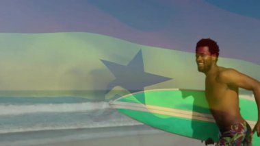 Sörf tahtaları taşıyorlar, plajda bayrak animasyonuyla örtülü iki kişi. Sörf, okyanus, tatil, yaşam tarzı, eğlence, macera