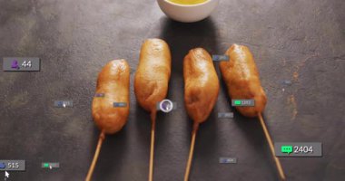 Hardal sosu üzerine sosyal medya ikonlarının animasyonu olan mısırlı sosisler. Fast food, abur cubur, dijital, eğlenceli, eğlenceli