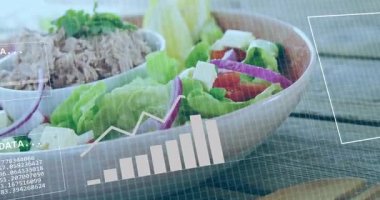 Şebeke arka planında veri işleme animasyonu olan salata ve ton balığı tabağı. Gıda, aşçılık, teknoloji, dijital, analitik, deniz ürünleri