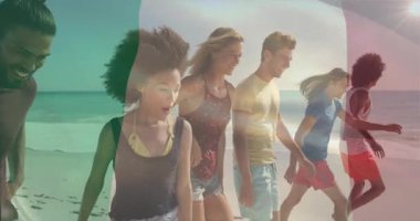 Sahilde renkli bir animasyonla yürüyen bir grup arkadaş. Tatil, boş zaman, açık hava, eğlence