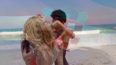 Güneşli sahilde renkli animasyonlarla neşeyle dans eden kadınlar. dans, yaz, mutluluk, coşku, kutlama, açık hava