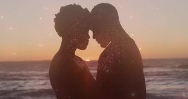 Günbatımı animasyonu sırasında arka planda parlak ışıkları olan bir çift. Aşk, kıvılcımlar, akşam, siluet, aşk, alacakaranlık