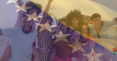 Plaj partisinde, yıldız desenli animasyonlarla dans eden bir grup arkadaş. Kutlama, yaz, eğlence, eğlence