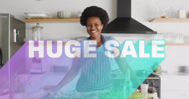 Mutfakta, rengarenk şekillerde büyük indirimli animasyonlarla gülümseyen bir kadın. İndirim, alışveriş, reklam, perakende, promosyon, pazarlama