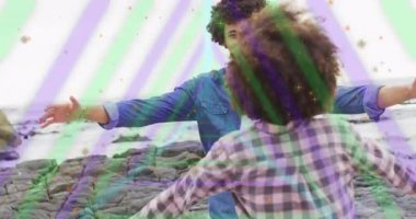 Baba ve çocuk kayalık sahilde renkli animasyonlarla sarılıyorlar. Aile, bağlılık, babalık, ebeveynlik, açık hava, şakacı