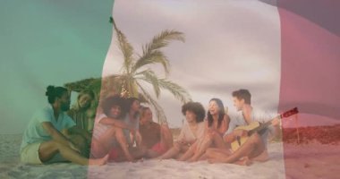 Sahilde gitar çalmak, bir grup arkadaşın palmiye ağacının altında dinlenmesi. tatil, boş zaman, tropikal, müzik, yaz zamanı, açık hava