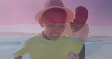 Plajda oynuyoruz, baba ve çocuk transseksüel gurur bayrağıyla. Aile, bağlılık, ebeveynlik, yaz, tatil, çeşitlilik