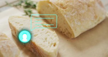 Dijital sohbet ikonu olan dilimlenmiş ekmek biberiye filizlerinin üzerinde. Yiyecek, iletişim, teknoloji, gurme, şifalı otlar, sohbet