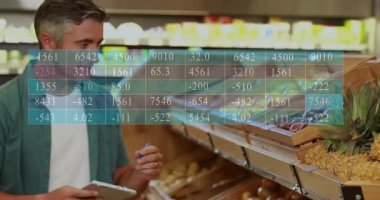 Ürün alışverişi, markette veri işleme animasyonu yapan bir adam. teknoloji, perakende, yenilik, süpermarket, analitik