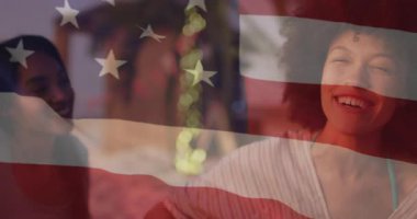 Amerikan bayrağı taşıyan kadın, animasyon yoluyla neşe ve vatanseverliğini ifade ediyor. Özgürlük, kutlama, ulusal gurur, mutluluk, coşku, animasyon