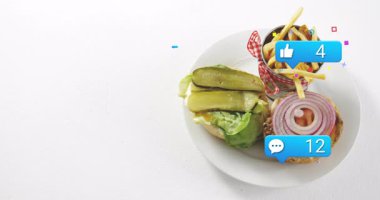 Tabakta, hamburger ve patates kızartması ve sosyal medya bilgilendirme ikonları. Fast food, lezzetli, dijital, etkileşim, bağlantı, iletişim