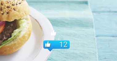 Sosyal medya beğeni topluyor, beyaz tabakta susamlı hamburger. Fast food, servis, yemek, lezzetli, atıştırmalık, sağlıksız