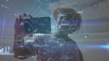 Dijital ağ ve veri canlandırma animasyonundan selfie çeken yaşlı bir kadın. Teknoloji, akıllı telefon, bağlantı, iletişim, yenilik, sosyal etkileşim