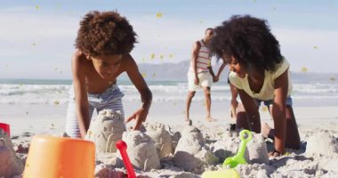 Kumsalda kumdan kaleler inşa etmek, yıldız animasyonlarıyla oynayan çocuklar. Tatil, tatil, deniz kenarı, çocukluk, eğlence, yaratıcı