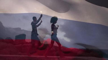 Havai fişeklerle dans eden, Rus bayrağını sallayarak kutlama yapan bir çift. Kutlama, havai fişekler, şenlik, vatanseverlik, aşk, gelenek