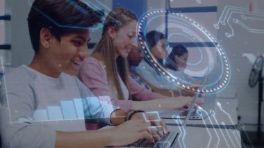 Dijital arayüzü ve veri işleme animasyonu olan dizüstü bilgisayarlar kullanan öğrenciler. Teknoloji, eğitim, e-öğrenme, yenilik, işbirliği, ekran