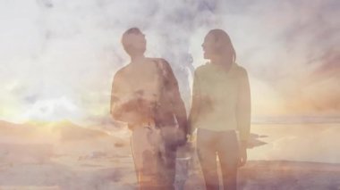 Sahilde yürümek, gün batımında gökyüzü animasyonu yapan çift rüya gibi bir etki yaratıyor. Romantik, deniz kenarında, gün batımı parıltısı, yaz, okyanus