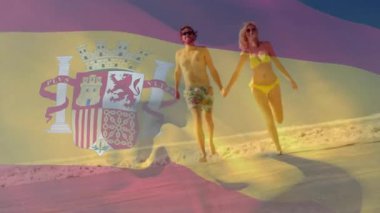 Plajda yürüyen mayo giymiş bir çift İspanyol bayrağı animasyonunda yürüyor. Tatil, seyahat, yaz, rahatlama, okyanus, kıyı şeridi