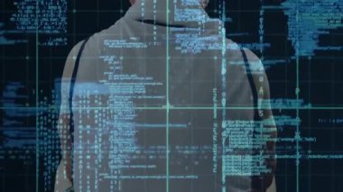 Dijital kod ve veri projeksiyonlarıyla karşı karşıyayız. Kapüşonlu kişi animasyon yazılımı kullanıyor. Teknoloji, programlama, kodlama, bilgisayar, gelecekçi, siber güvenlik