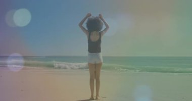 Sahilde duran, kollarını kaldıran, okyanus dalgalarına bakan, animasyonu hayal eden biri. Özgürlük, sükunet, meditasyon, doğa, huzur, farkındalık