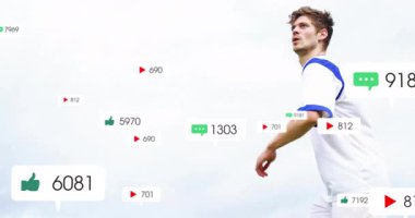 Futbol topunu tekmelemek, sosyal medya animasyonları ve yorumları olan bir oyuncu. etkileşim, katılım, spor, geribildirim, dijital, ağ