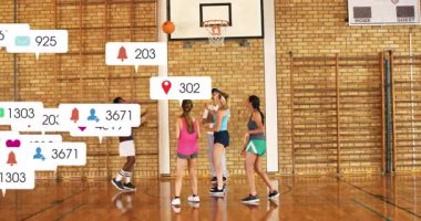 Okulun spor salonunda basketbol oyuncuları sosyal medya ikonlarının animasyonuyla alıştırma yapıyorlar. Spor, takım çalışması, eğitim, egzersiz, teknoloji, dijital