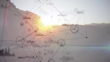 Gün doğumunda dağda ağ bağlantılarının ve veri işlemenin animasyonu. Teknoloji, bağlantı, iletişim, dijital, yenilik, ağ