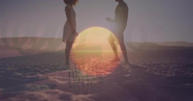 Arka planda günbatımı olan kumlu sahilde yürüyen siluetli bir çift. Romantik, tatil, seyahat, romantik kaçamak, alacakaranlık