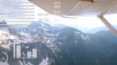 Kokpitte, pilot dünya haritası eşleşmesi ile veri canlandırma animasyonu kullanıyor. Havacılık, teknoloji, navigasyon, yenilik, analitik