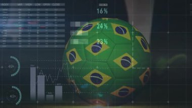 Brezilya bayraklı futbol topu veri haritalarının animasyonu ve dünya haritası örtüsüyle. spor, analitik, küresel, uluslararası, teknoloji, dijital