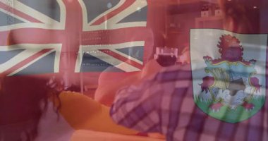 Kutlama için kadehleri kaldıran, İngiliz ve Bermuda bayraklı insanlar. Birlik, dostluk, kadeh kaldırma, uluslararası, vatanseverlik, çeşitlilik