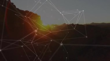 Gün batımında dağ manzarası üzerinden ağ bağlantılarıyla veri işleme animasyonu. Teknoloji, bağlantı, veri akışı, dijital, yenilik, bulut hesaplama