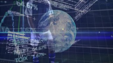 Okulda, dünya ve futbol topunun finansal verilerle örtüşen animasyonu. Ekonomi, finans, küresel, spor, teknoloji, yatırım