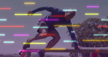 Açık havada renkli ışıkla egzersiz yapan insanlar sahne üzerinde çizgi çizerler. Fitness, egzersiz, koşu, park, hareket, canlı