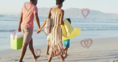 Sahilde kalp şekilleriyle el ele yürüyen çift animasyonu örtüyor. Romantizm, ilişki, birliktelik, aşk, tatil, tatil